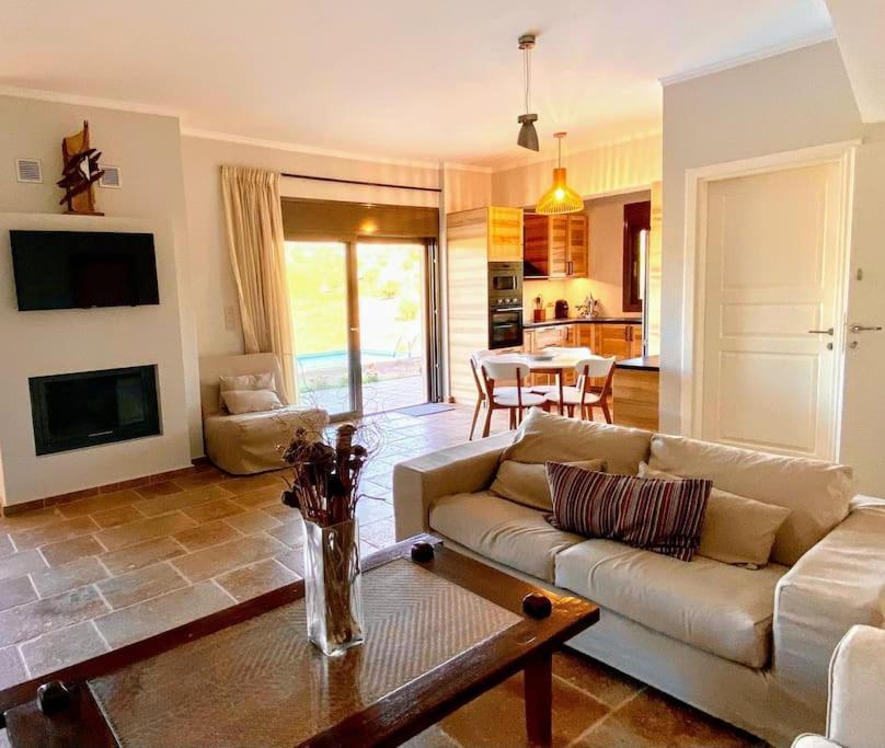Апартаменты Summer House With A Pool Near Sea, Port & Airport Рафина Экстерьер фото