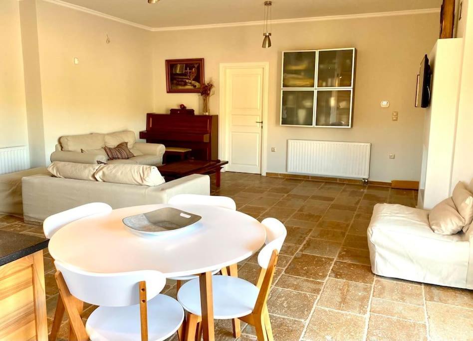 Апартаменты Summer House With A Pool Near Sea, Port & Airport Рафина Экстерьер фото